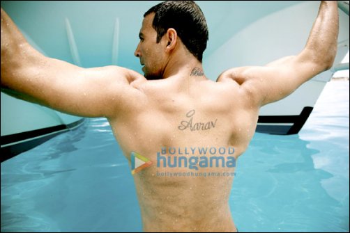 Akshay tattoos 'Blue' on his neck for his upcoming film - Bollywood Hungama