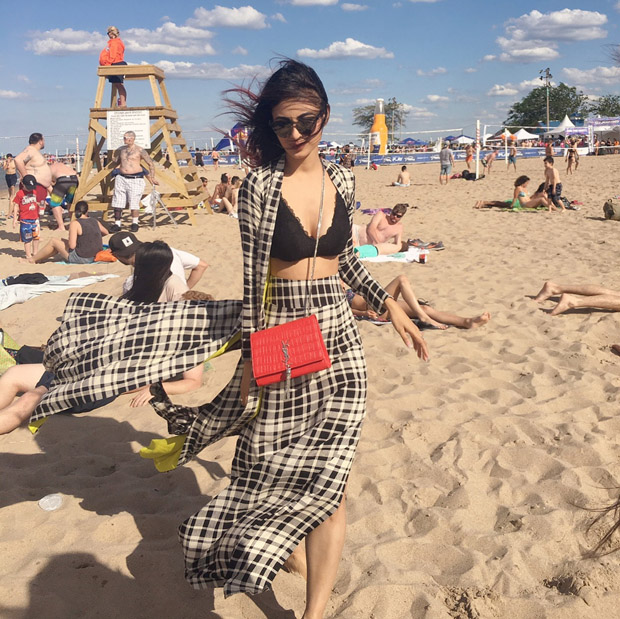 WOW! Mouni Roy looks hot chilling at the beach in this black bikini top (7)