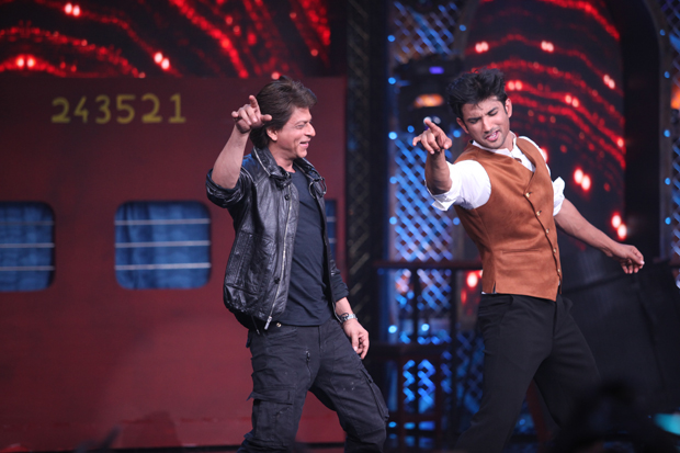  WOW! Shah Rukh Khan and Sushant Singh Rajput set the stage ablaze dancing to ‘Chhaiya Chhaiya’ 