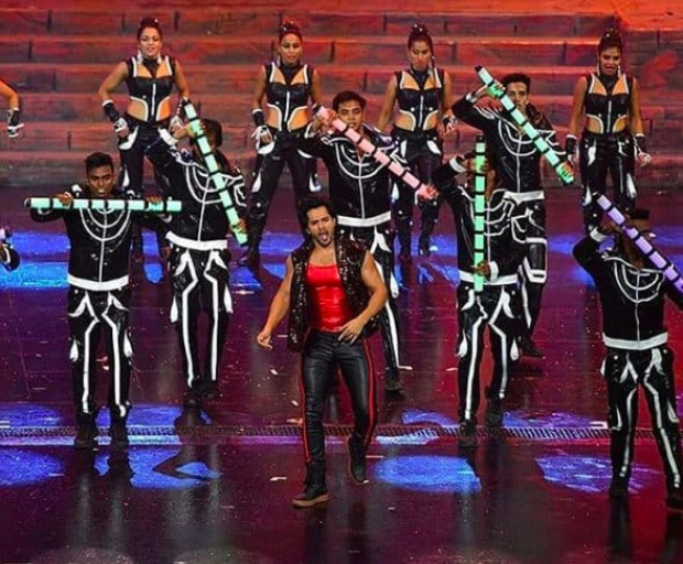  IIFA 2018: The electrifying performance of Varun Dhawan on 'Tamma Tamma Again & # 39; is the culmination of the big night; Kartik Aaryan debuts 