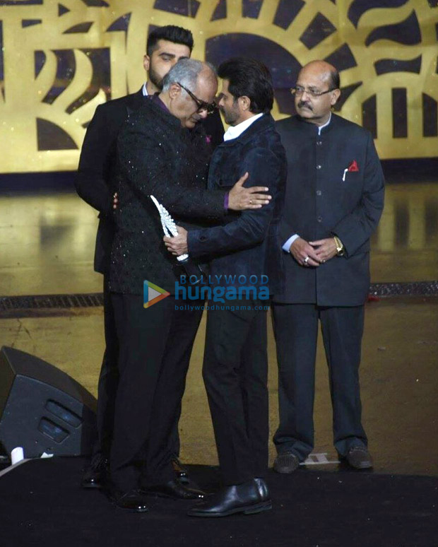  IIFA 2018: Boney Kapoor CRIES as fire Sridevi receives a special honor; Arjun Kapoor and Anil Kapoor comfort him 