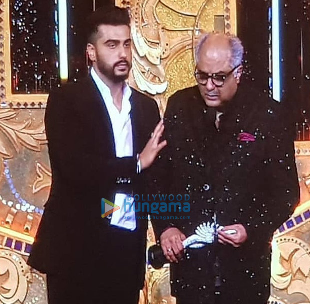  IIFA 2018: Boney Kapoor CRIES as fire Sridevi receives a special honor; Arjun Kapoor and Anil Kapoor comfort him 