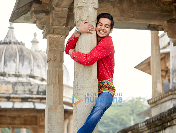 Ishaan Khatter’s red shirt Pehli Baar’ song from Dhadak was made out of four lehengas Ishaan Khatter’s red shirt Pehli Baar’ song from Dhadak was made out of four lehengas
