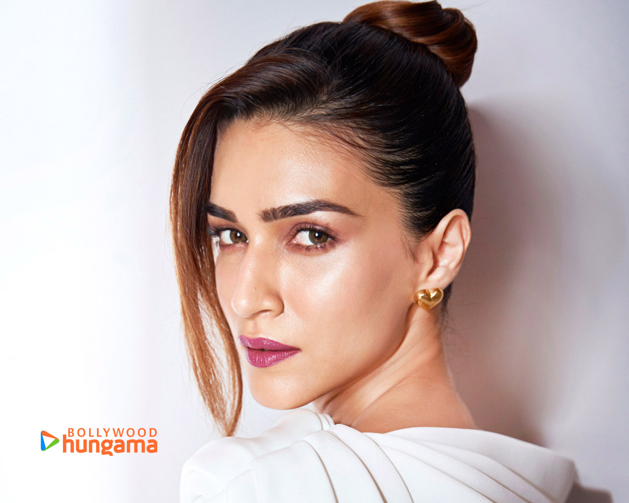 kriti-sanon-wallpapers-kriti-sanon-5-127-bollywood-hungama