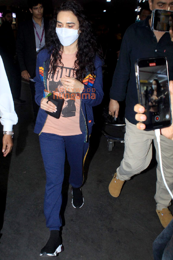 Photos: Kareena Kapoor Khan, Preity Zinta and others snapped at the airport