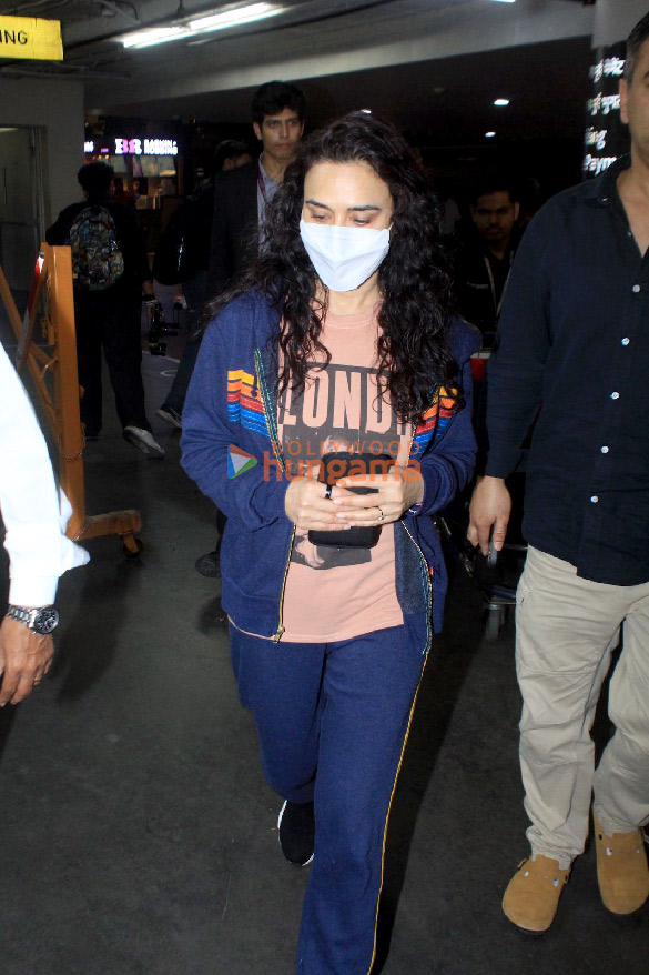 Photos: Kareena Kapoor Khan, Preity Zinta and others snapped at the airport