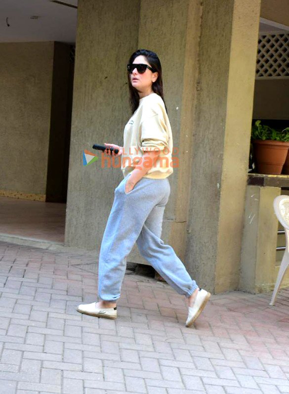 Photos: Kareena Kapoor Khan, Saif Ali Khan and Sara Ali Khan snapped in Bandra