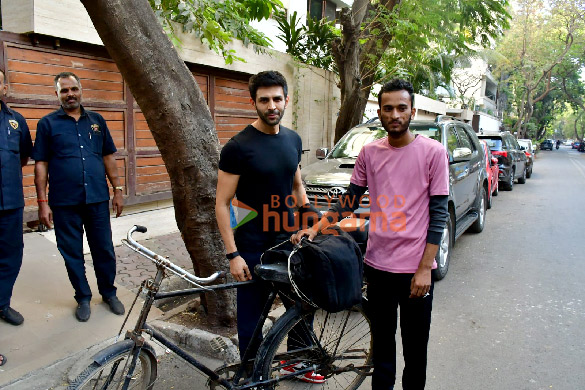 Photos: Kartik Aaryan meets a fan who arrives in Mumbai on bicycle from Jhansi