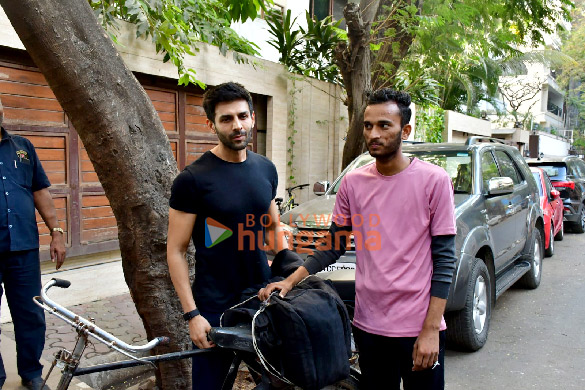 Photos: Kartik Aaryan meets a fan who arrives in Mumbai on bicycle from Jhansi