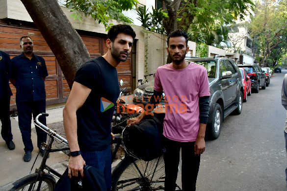 Photos: Kartik Aaryan meets a fan who arrives in Mumbai on bicycle from Jhansi