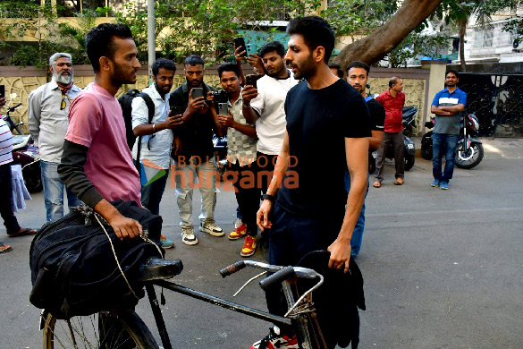 Photos: Kartik Aaryan meets a fan who arrives in Mumbai on bicycle from Jhansi