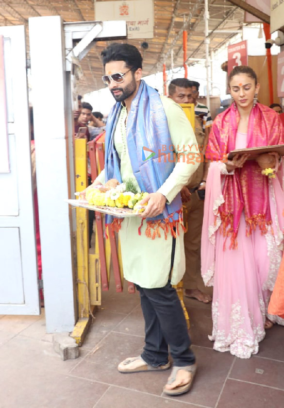 Photos: Rakul Preet Singh and Jackky Bhagnani seeks blessings at Siddhivinayak Temple