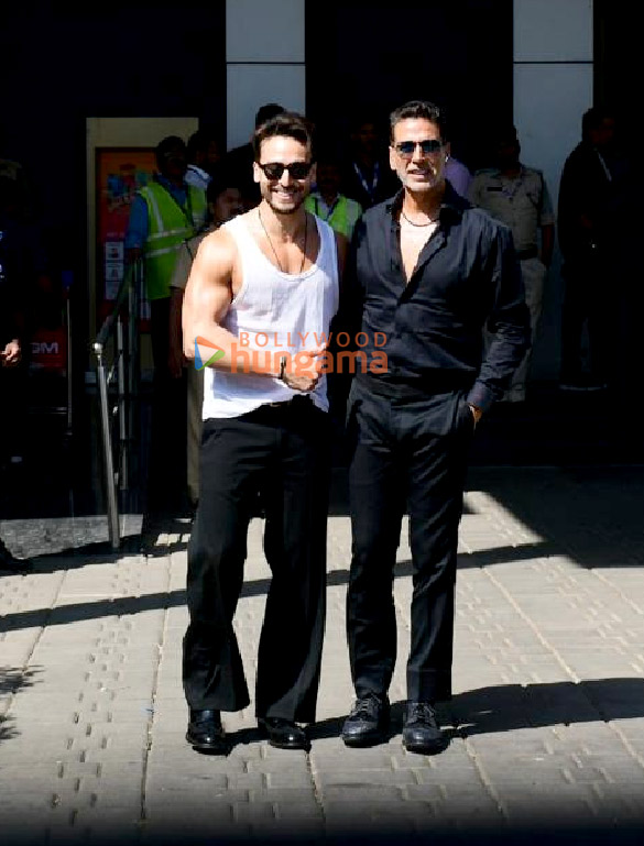 Photos: Tiger Shroff and Akshay Kumar snapped at Kalina airport