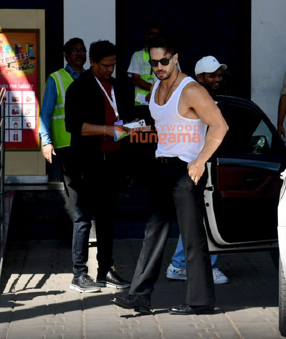 Photos: Tiger Shroff and Akshay Kumar snapped at Kalina airport