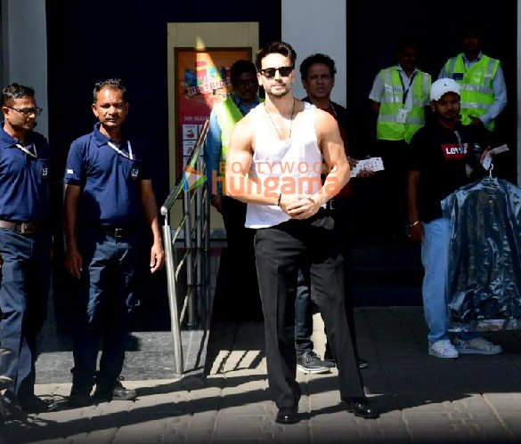 Photos: Tiger Shroff and Akshay Kumar snapped at Kalina airport