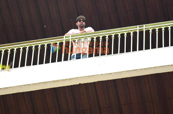 Photos: Ranbir Kapoor, Alia Bhatt and Neetu Singh snapped at their residence in Pali Hill