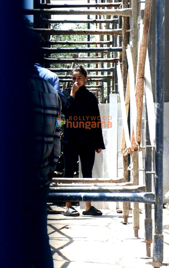 Photos: Ranbir Kapoor, Alia Bhatt and Neetu Singh snapped at their residence in Pali Hill