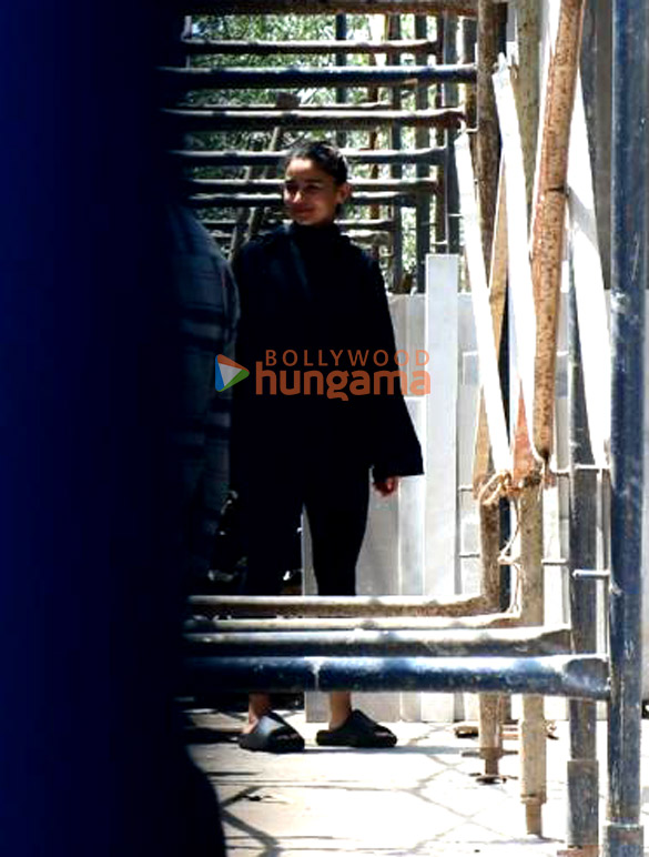 Photos: Ranbir Kapoor, Alia Bhatt and Neetu Singh snapped at their residence in Pali Hill