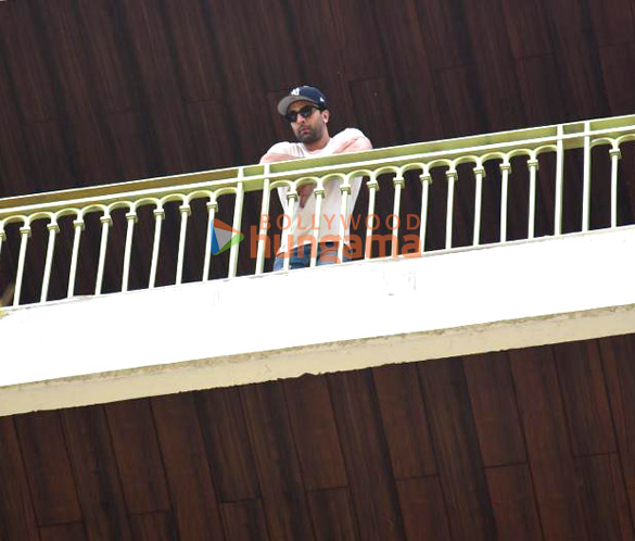 Photos: Ranbir Kapoor, Alia Bhatt and Neetu Singh snapped at their residence in Pali Hill