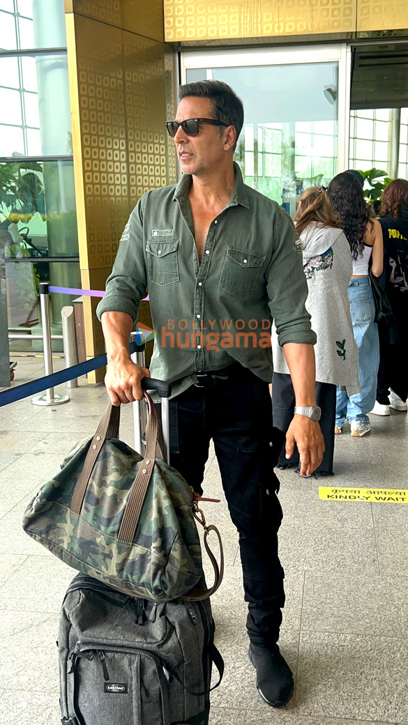 Photos: Akshay Kumar, Janhvi Kapoor and Rajkummar Rao snapped at the airport