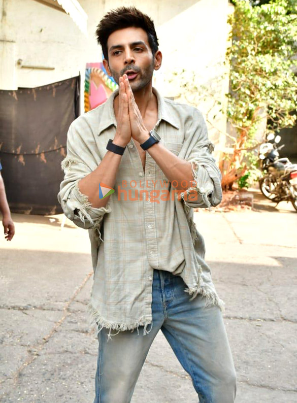 Photos: Kartik Aaryan promote Chandu Champion on the sets of Dance Deewane 4