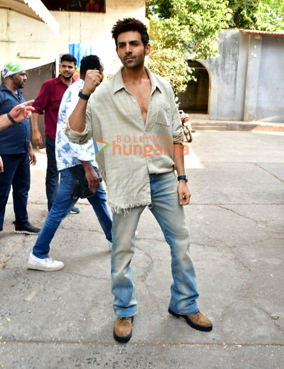 Photos: Kartik Aaryan promote Chandu Champion on the sets of Dance Deewane 4