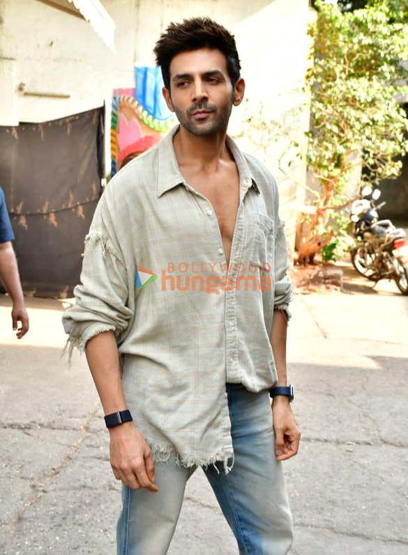 Photos: Kartik Aaryan promote Chandu Champion on the sets of Dance Deewane 4