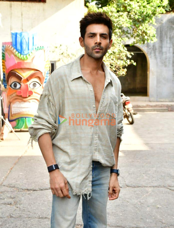 Photos: Kartik Aaryan promote Chandu Champion on the sets of Dance Deewane 4