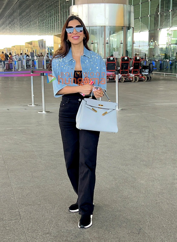 Photos: Kiara Advani and Sophie Choudry snapped at the airport