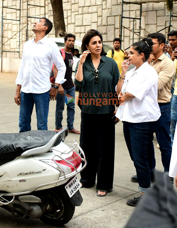 Photos: Neetu Singh snapped at Ranbir Kapoor’s new residence in Pali Hill