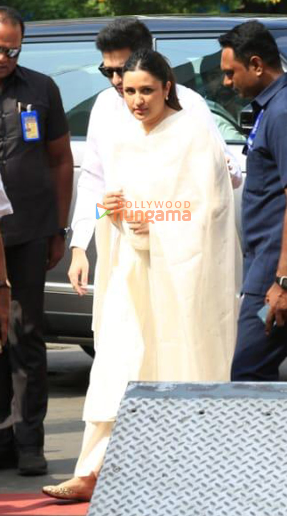 Photos: Parineeti Chopra and Raghav Chadha snapped at Siddhivinayak Temple in Mumbai