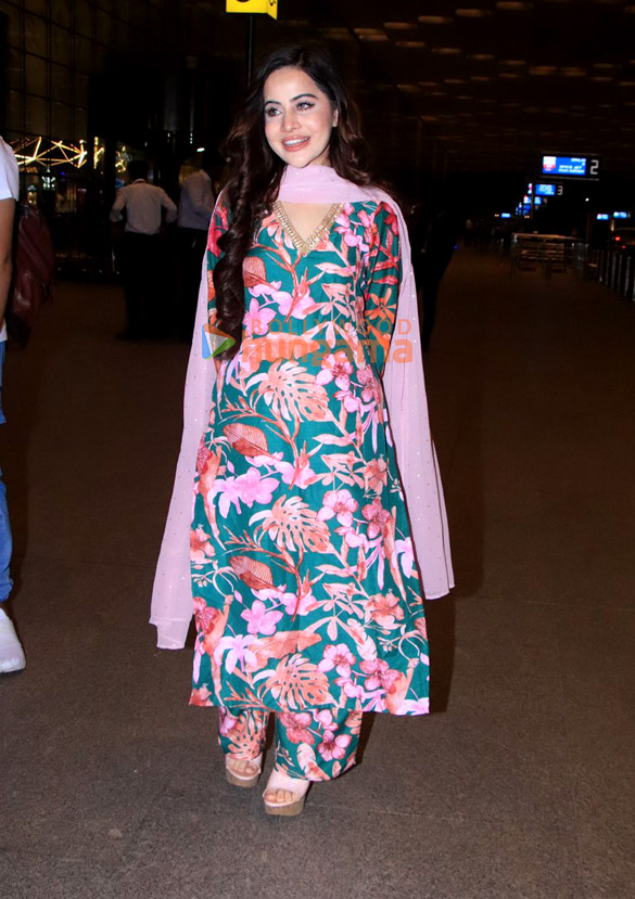 Photos: Sara Ali Khan, Uorfi Javed and Avneet Kaur snapped at the airport
