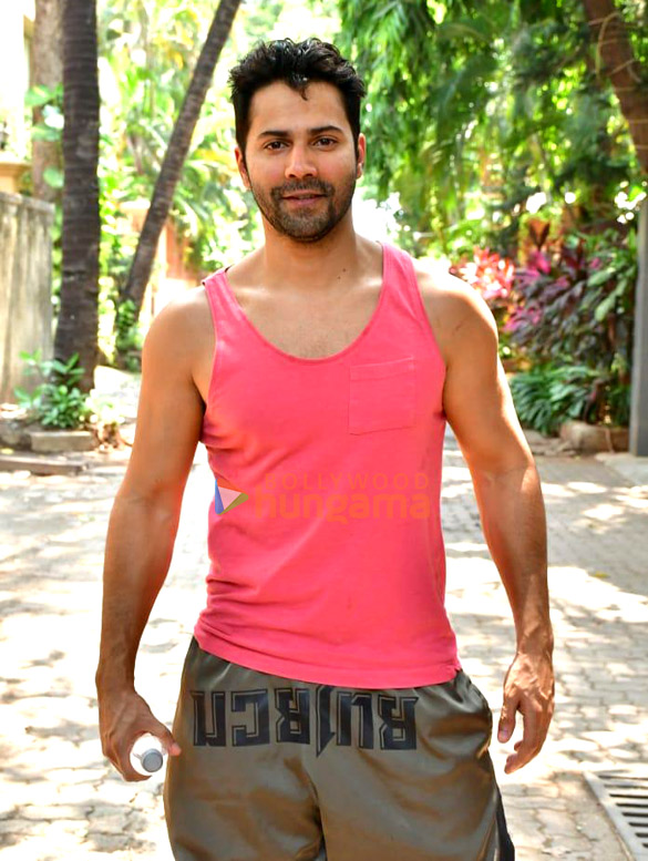Photos: Varun Dhawan snapped in Juhu