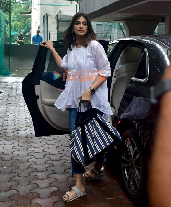 Photos: Hrithik Roshan, Kajol, Sania Mirza and others snapped at Farah Khan's residence