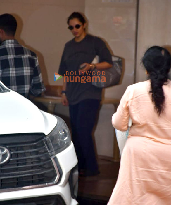 Photos: Hrithik Roshan, Kajol, Sania Mirza and others snapped at Farah Khan's residence