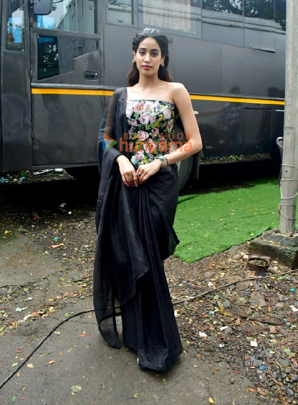 Photos: Janhvi Kapoor snapped promoting Ulajh on the sets of Bigg Boss OTT