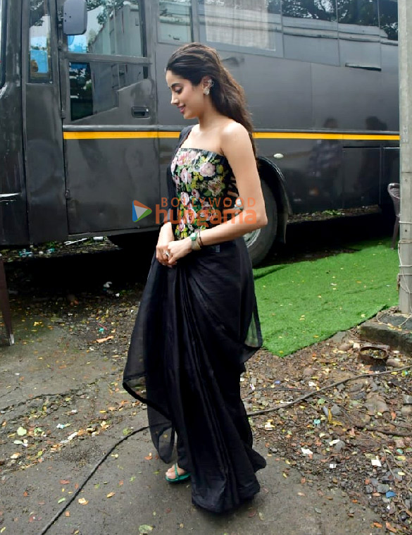 Photos: Janhvi Kapoor snapped promoting Ulajh on the sets of Bigg Boss OTT