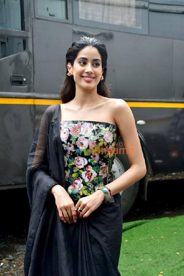 Photos: Janhvi Kapoor snapped promoting Ulajh on the sets of Bigg Boss OTT
