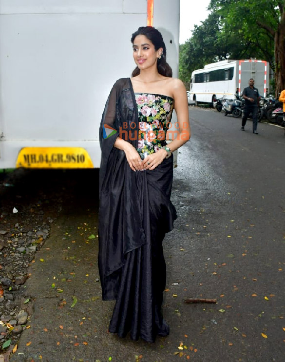 Photos: Janhvi Kapoor snapped promoting Ulajh on the sets of Bigg Boss OTT