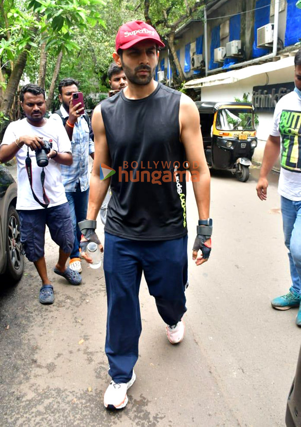 Photos: Kartik Aaryan snapped outside the gym in Juhu