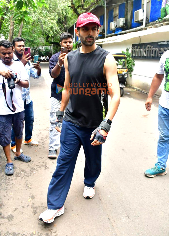 Photos: Kartik Aaryan snapped outside the gym in Juhu