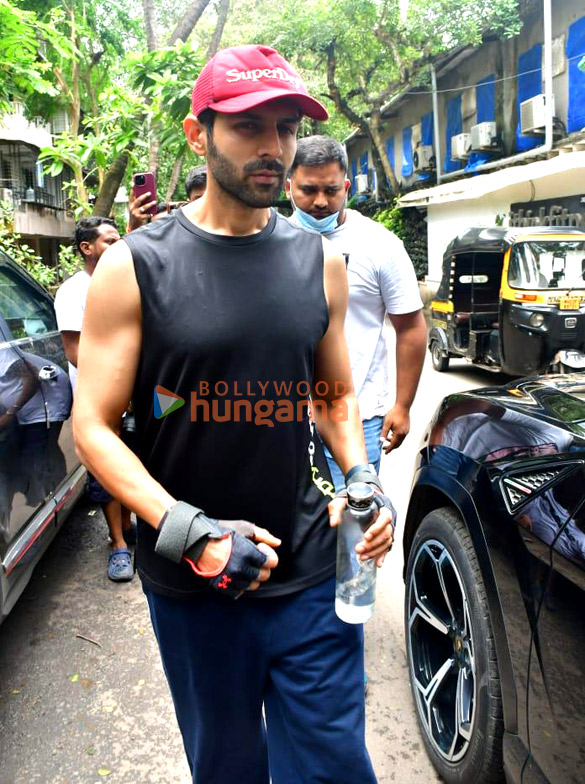 Photos: Kartik Aaryan snapped outside the gym in Juhu