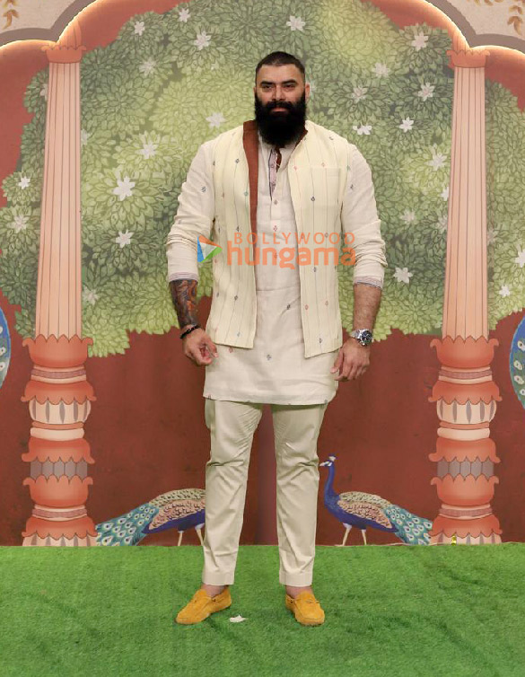 Photos: Salman Khan, Shah Rukh Khan, Sara Ali Khan and others attend the Shubh Aashirwad ceremony at Anant Ambani and Radhika Merchant