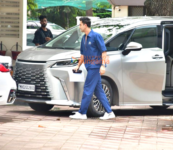 Photos: Ranbir Kapoor snapped at Sanjay Leela Bhansali's house in Versova