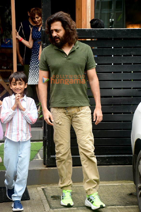 Photos: Riteish Deshmukh and Genelia Deshmukh snapped with their family outside a restaurant in Bandra