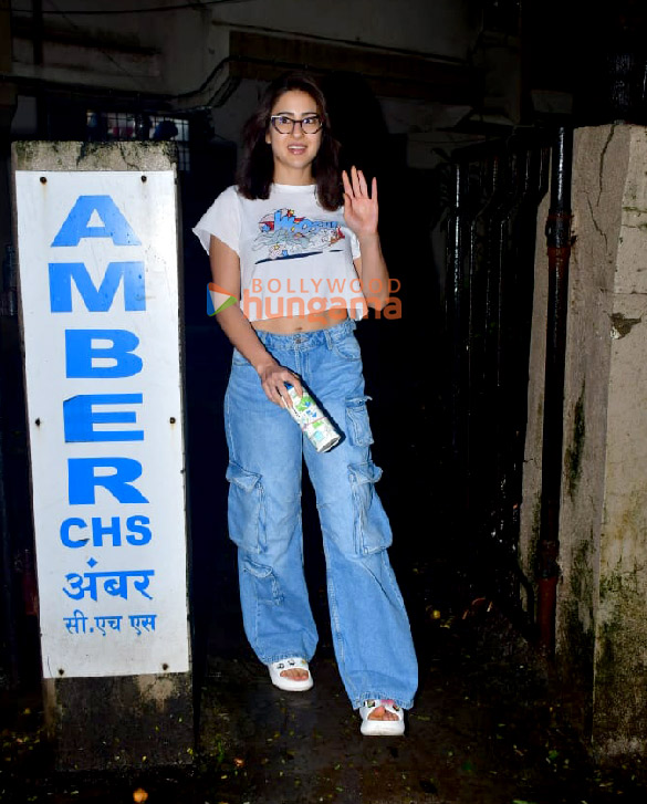 Photos: Sara Ali Khan snapped in Juhu