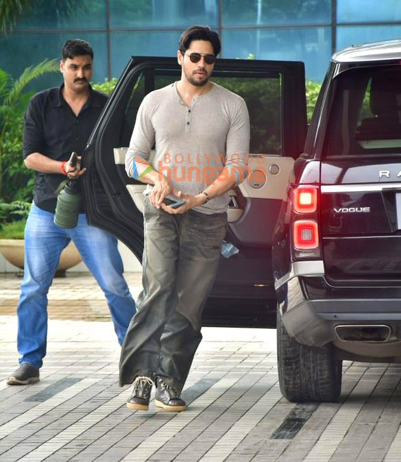 Photos: Sidharth Malhotra snapped in Andheri