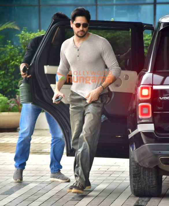Photos: Sidharth Malhotra snapped in Andheri