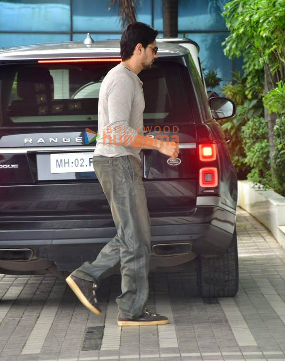 Photos: Sidharth Malhotra snapped in Andheri