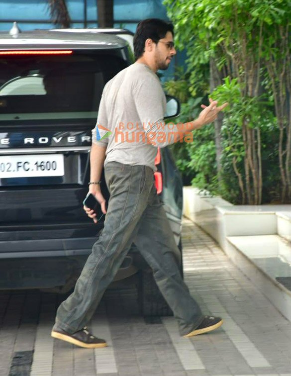 Photos: Sidharth Malhotra snapped in Andheri